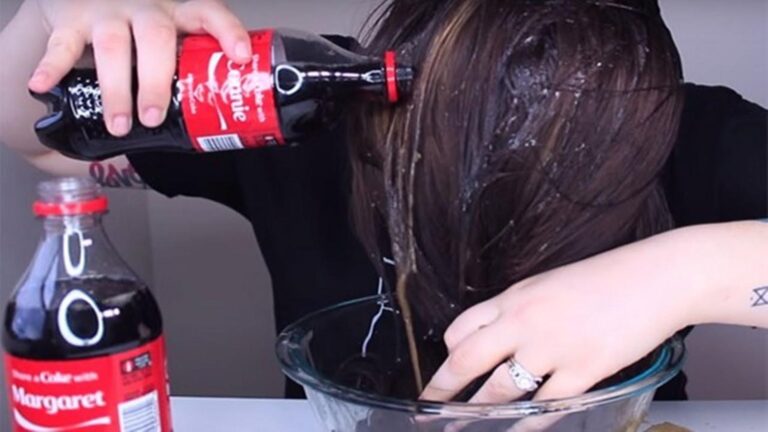Questo semplice gesto trasforma i tuoi capelli in onde da spiaggia…