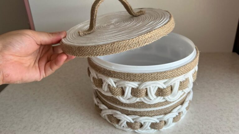 Questo semplice gesto trasforma un comune secchio di plastica in un’opera d’arte…