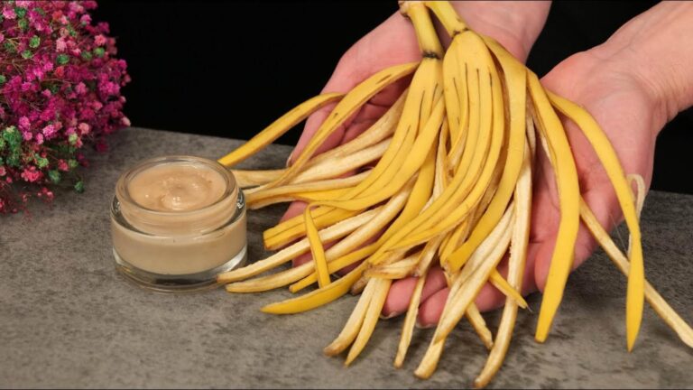 Un vecchio trucco per una pelle senza rughe usando banane e latte…