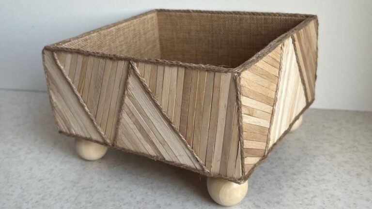 Questo semplice gesto trasforma una vecchia scatola in un elegante cesto per la casa…