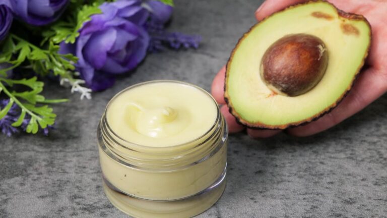 Questo semplice gesto con l’avocado ringiovanisce la pelle… scopri come!