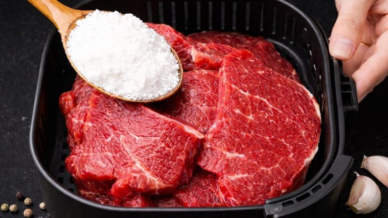 Questo semplice gesto trasforma la carne in un piatto da ristorante… scoprilo subito!