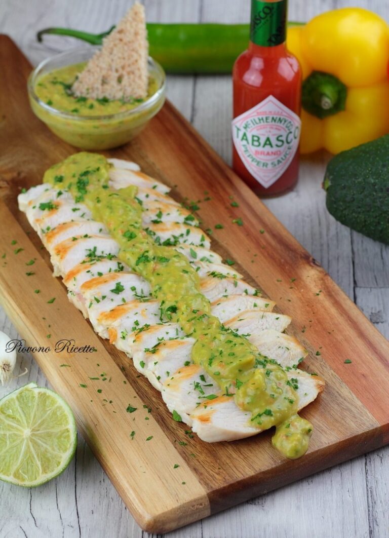 Tagliata di pollo con crema di avocado: il secondo piatto fresco, leggero e ricco di gusto