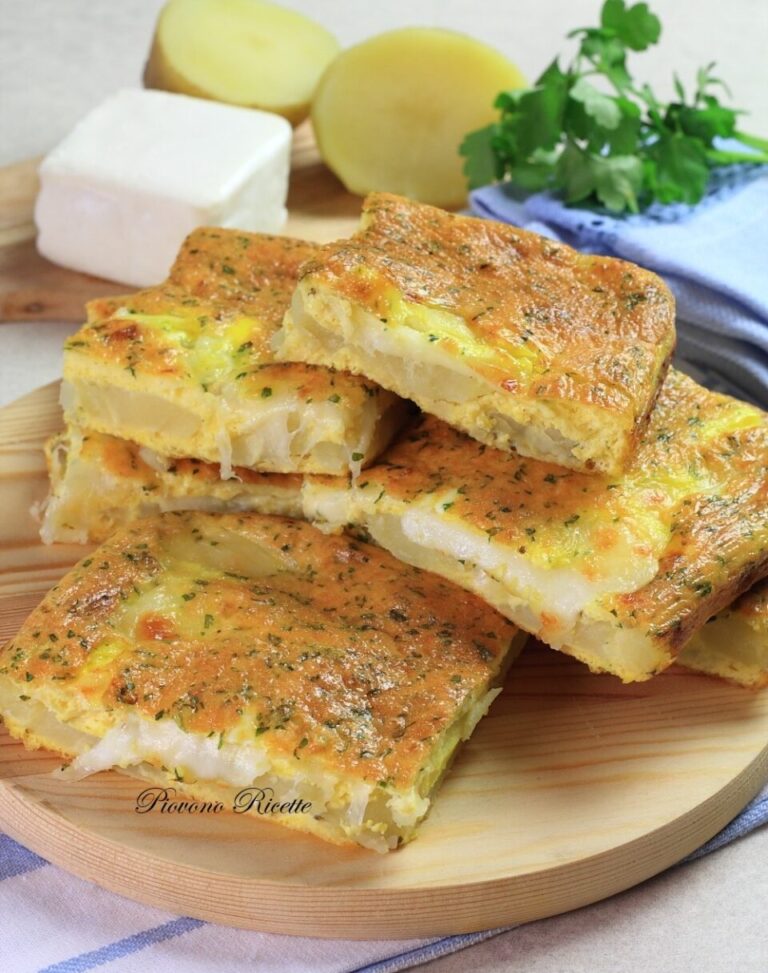 Frittata di patate e mozzarella: la ricetta al forno facile, filante e irresistibile