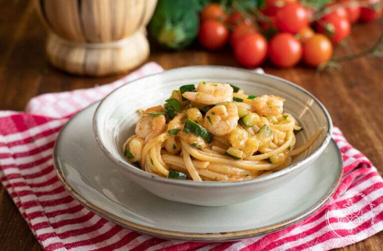 Pasta Zucchine e Gamberi: la Ricetta Cremosa con Bisque che Esalta il Sapore del Mare