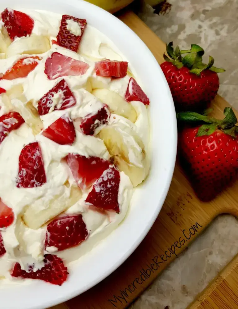 Insalata Cheesecake Fragole e Banane: il Dolce Fresco Senza Cottura che Conquista Tutti